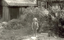 W ogrodzie przed domem, ul. Staszica 7, Białystok, 1970 r.