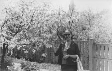 W ogrodzie przed domem, ul. Staszica 7, Białystok, 1972 r.