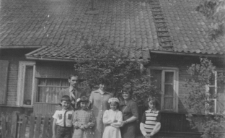 Zdjęcie z okazji Pierwszej Komunii Świętej przed domem, ul. Staszica 7, Białystok, 1979-1980 r.