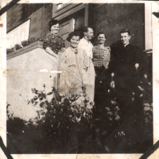 Zdjęcie rodzinne przed domem, ul. Poprzeczna 2, Białystok druga połowa lat 30. XX w.