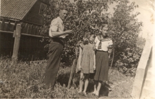 Irena Brzozowska z siostrą i ojcem Aleksandrem w ogrodzie przed domem, ul. Poprzeczna 2, Białystok, 1948 r.