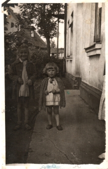 Irena Brzozowska z siostrą, ul. Słonimskiej, Białystok, 1937-1938 r.