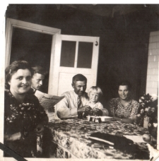 Zdjęcie rodzinne w domu, ul. Poprzecznej 2, Białystok, 1938 r.