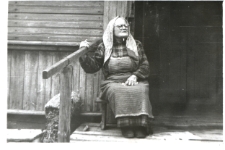 Przed domem, ul. Skorupskiej 28 Białystok, XX w.