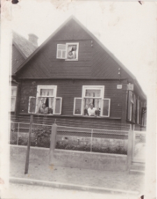 W oknie u góry Wiera Kalisz z dziadkiem, w oknach na dole rodzice, ul. Piasta 91, Białystok, lipiec 1938 r.