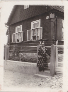 Paraskewia Kondrasiuk przed domem przy ul. Piasta 91, Białystok, lipiec 1938 r.