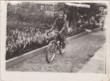 Mikołaj Kondrasiuk na rowerze w ogrodzie domu przy ul. Piasta 91, Białystok, lipiec 1938 r.