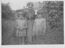 Halina Lubecka z córkami sąsiadów w ogrodzie przed domem, ul. Skorupskiej 40, Białystok, lata 60. XX w.