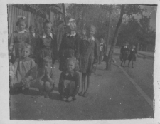 Dzieci ze Szkoły Podstawowej nr 10, ul. Skorupska 23, Białystok, koniec lat 40. XX w.