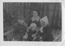 Dzieci w ogrodzie, ul. Skorupskiej 40, Białystok, koniec lat 40. XX w.