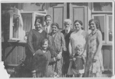 Zdjęcie rodzinne Buchholzów przed domem, ul. Skorupska 40, Białystok, lata 20-30. XX w.