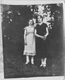 W ogrodzie, ul. Skorupska 40, Białystok, lata 20-30. XX w.