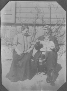 Zdjęcie rodzinne Buchholzów przed domem, ul. Skorupska 40, Białystok, lata 20-30. XX w.