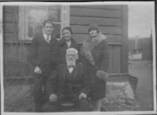 Zdjęcie rodzinne Buchholzów przed domem, ul. Skorupska 40, Białystok, lata 20-30. XX w.