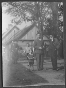 Zdjęcie rodzinne Buchholzów przed domem, ul. Skorupska 40, Białystok, lata 20-30. XX w.