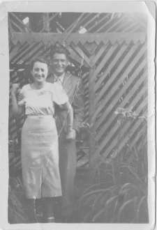 Zdjęcie w ogrodzie, ul. Skorupska 40, Białystok, lata 20-30. XX w.