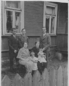 Rodzina Łukjaniuków przed domem, ul. Graniczna 14a, Białystok 1937 r.