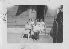 Rodzina Łukjaniuków na ganku. ul. Graniczna 14a, Białystok, druga połowa lat 30. XX w.