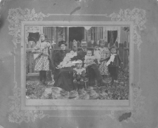 Rodzina Adama i Józefy Łukjaniuków przed domem, ul. Spacerowa 15, Białystok, około 1901 r.