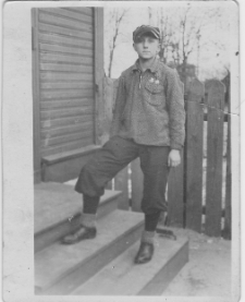 Chłopiec przed domem, ul. Graniczna 14a, Białystok, XX w.