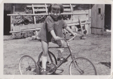 Dziewczynka na tr&oacute;jkołowym rowerku, ul. Skorupska 50a, Białystok, lata 50. XX w.