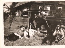 Zdjęcie rodziny Szemiotów, ul. Skorupska 50a, Białystok, 19 kwietnia 1943 r.