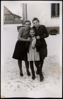 Dziewczynki porzed domem, ul. Koszykowa 19, Białystok, 1944 r.