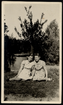 Dziewczynki w ogrodzie, ul. Koszykowa 19, Białystok, 1945 r.