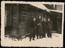 Mężczyźni przed domem, ul. Koszykowa 19, Białystok, 1949 r.