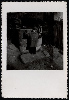 Dziecko w ogrodzie, ul. Koszykowa 19, Białystok, 1959 r.