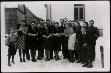 Rodzina Kołakowskich przed domem, ul. Koszykowa 19, Białystok, 1944 r.