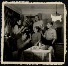 Zdjęcie rodzinne w domu, ul. Koszykowa 19, Białystok, 1949 r.