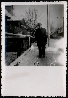 Mężczyzna przed domem, ul. Koszykowa 21, Białystok, 1950 r.