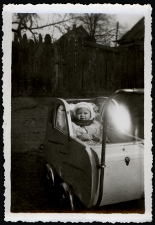 Dziecko w wózku, ul. Majowa 14, Białystok, 1954 r.