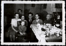 Zdjęcie rodzinne przy stole, ul. Majowa 14, Białystok, 1955 r.