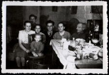 Zdjęcie rodzinne przy stole, ul. Majowa 14, Białystok, 1955 r.