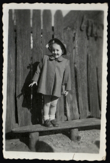 Dziewczynka na ławce, ul. Koszykowej, Białystok, 1949 r.