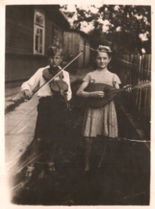 Dzieci z instrumemtami przed domem, ul. Piasta 91, Białystok, 1941 r.