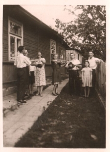 Spotkanie rodziny i znajomych, ul. Piasta 91, Białystok, 1942 r.