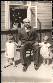 Zdjęcie dzieci Szlisermanów z gospodarzem posesji, ul. Spacerowa 60, Białystok, około 1932-1933 r.