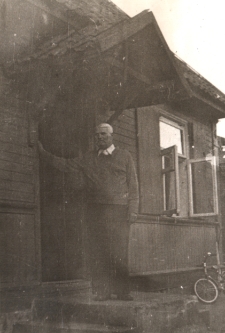 Gospodarz w drzwiach domu, ul. Piasta 91, Białystok, lata 40. XX w.