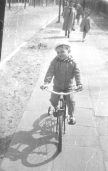 Chłopiec na rowerku, ul. Piasta, Białystok, lata 60. XX w.