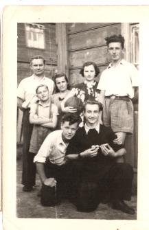 Przed domem przy ul. Słonimskiej 49, Białystok, 1954 r.