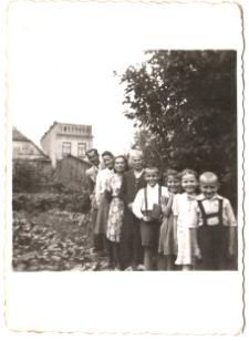 Zdjęcie rodzinne w ogrodzie, ul. Sowia, Białystok, 1939-1945 r.
