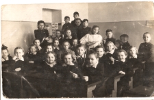 Uczniowie Szkoły Podstawowej nr 10, ul. Słonimska, Białystok, lata 40. XX w.