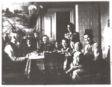 Zdjęcie rodzinne przy stole, ul. Monopolowa 6, Białystok, 1949 r.