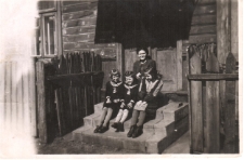 Zdjęcie rodzinne przed domem, ul. Monopolowa 6, Białystok, 1949 r.