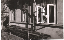 Kobieta w oknie, ul. Monopolowa 6, Białystok, 1949 r.