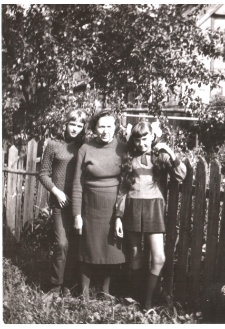 Zdjęcie rodzinne w ogrodzie, ul. Monopolowa 6, Białystok, 1972 r.