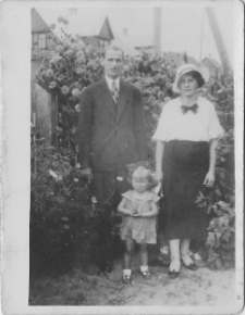 Zdjęcie rodzinne w ogrodzie, ul. Piasta 105, Białystok, 1935 r.